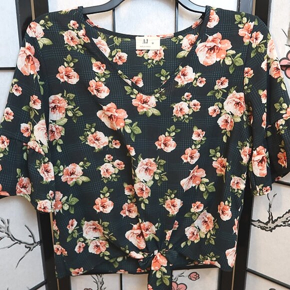 Amelia James Floral Crop Top Dark Green and Pink Tie Waist Size Medium V Neck M